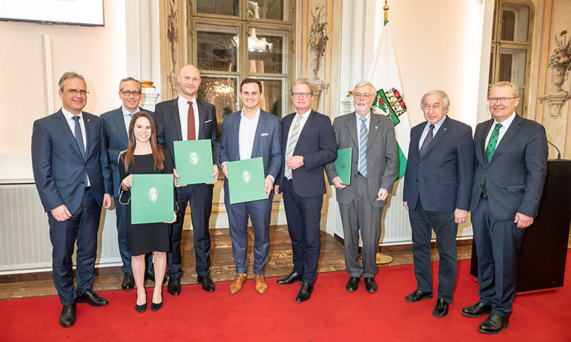 Rektor Peter Riedler, Dr. Clemens Jaufer, Uni-Graz-Preisträger:innen Marielena Plieseis, Franz Hartlieb, Peter Sagmeister, LH Christopher Drexler, Rektor a.D. Helmut Konrad, Gedenkwerk-Präsident Gerald Schöpfer und Gedenkwerk-Geschäftsführer Klaus Poier (v.l.). Foto: Foto Fischer. 