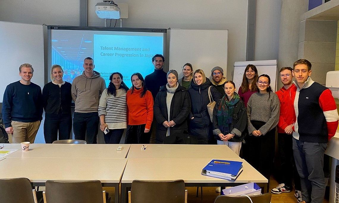 Parissa Haghirian mit Studierenden im Seminarraum 15.17