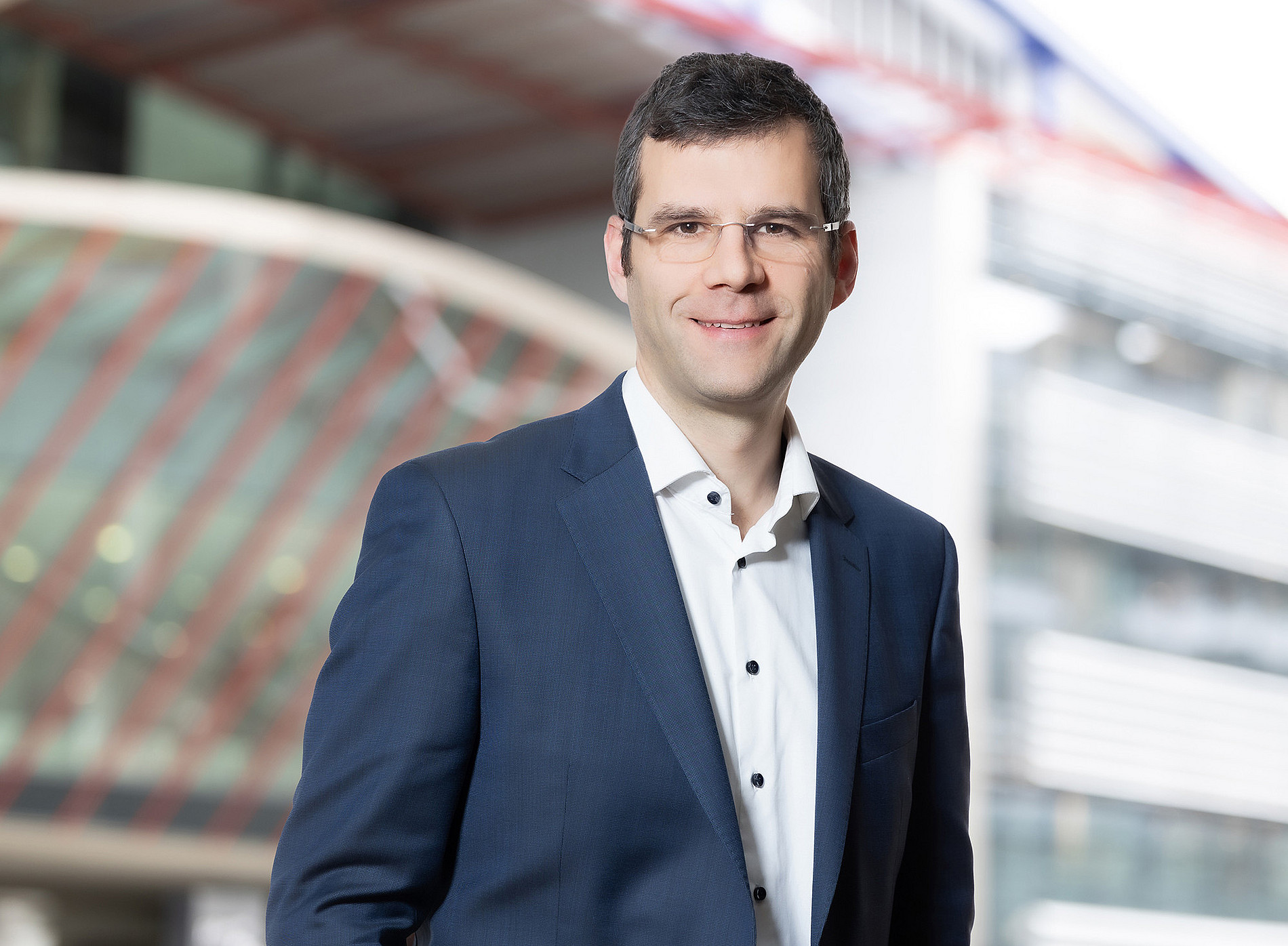 Stefan Palan im blauen Sakko, im Hintergrund das RESOWI-Zentrum der Uni Graz ©SBESS/Wolf