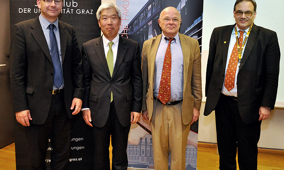 V.l.: Vizedekan Stefan Storr, Botschafter Song Young-wan, Dekan Joseph Marko und Prof. Hans-Peter Folz, Leiter des Instituts für Europarecht, der die Diskussion moderierte. Foto: alumni UNI graz