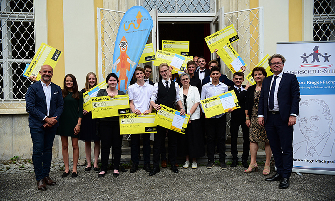 Die ausgezeichneten MaturantInnen mit Vizerektorin Renate Dworczak (Mitte), Landesrat Christopher Drexler (r.), Landesrätin Ursula Lackner (2.v.r.) und Gemeinderat Michael Schunko (l.). Foto: Uni Graz/Schweiger.
