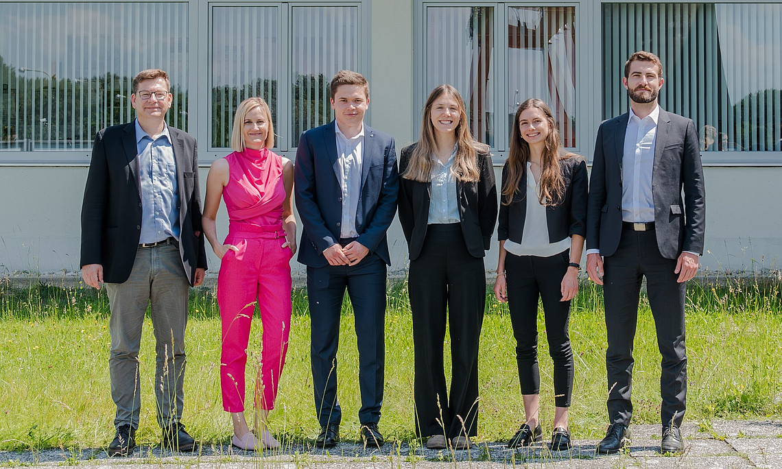 Prof. Storr und DDr. Bayer mit dem siegreichen Team