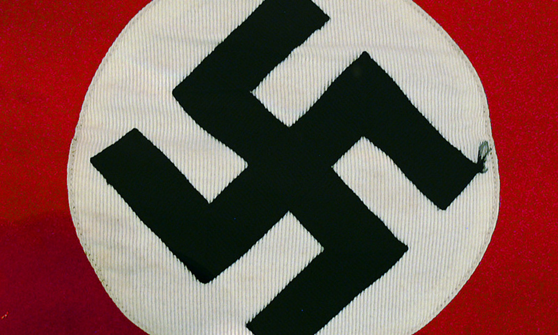 Unter dem Hakenkreuz verübten Österreicher in etwa ebensoviele Gräueltaten wie Deutsche. Historiker Kurt Bauer hat die oft kolportierte überproportionale Täter-Rolle als Mythos entlarvt, die Schuld an den Verbrechen bleibt. Foto: Wikimedia Commons