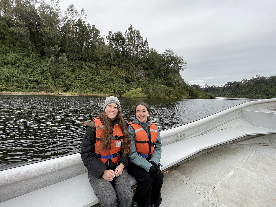Zwei Menschen vor einem Fluss ©Lea Exel | Global Diary