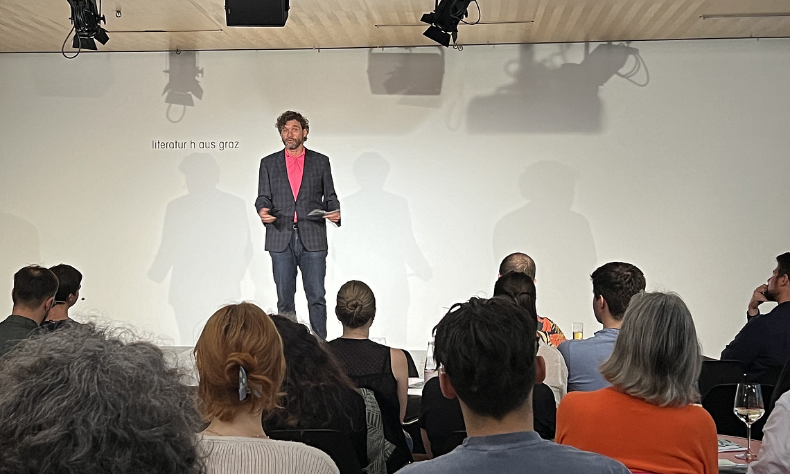 Martin Puntigam auf der Bühne des Literaturhauses