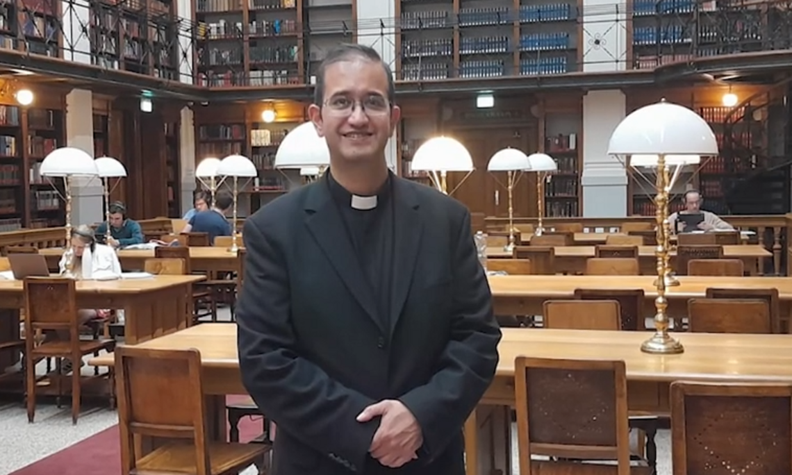 Rev Singh (Salta/Arg.) in der Hauptbibliothek der Uni Graz, Mai 2024