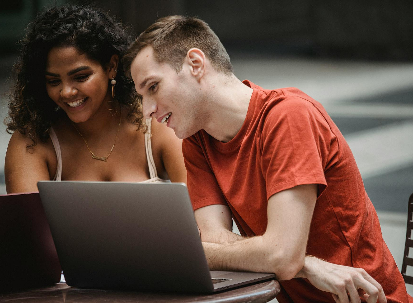 Zwei Personen arbeiten an einem Laptop ©William Fortunato/Pexels
