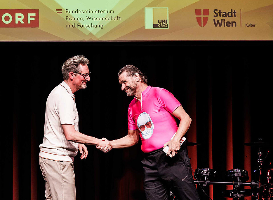 MC Martin Puntigam (rechts) gratuliert Eckart von Hirschhausen. ©Bianca Kübler