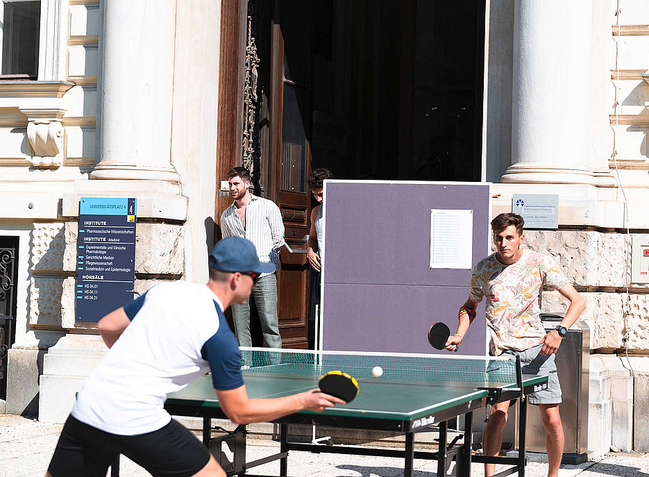 Zwei Studenten spielen Tischtennis 