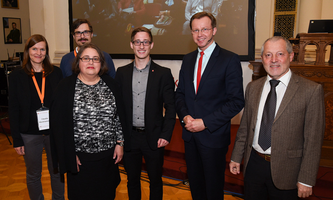 MMag. Claudia Wankhammer und Christian Tödtling, Dr. Andrea Waxenegger, Leiterin des Zentrums für Weiterbildung sowie ÖH-Vorsitzender Markus Trebuch, Klimaforscher Univ.-Prof. Dr. Gottfried Kirchengast und Sprecher Ass.-Prof. Dr. Rudolf Dujmovits.