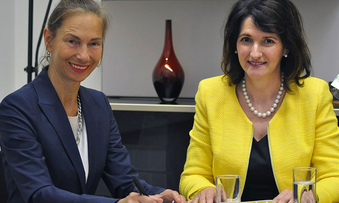 Andrea Paletta (links) mit der stellvertretenden Leiterin des Lehrgangs, Regina Weitlaner von der Pädagogischen Hochschule Steiermark. Foto: Uni for Life.