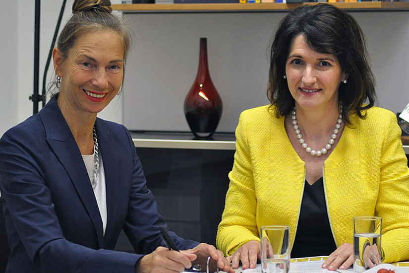 Andrea Paletta (links) mit der stellvertretenden Leiterin des Lehrgangs, Regina Weitlaner von der Pädagogischen Hochschule Steiermark. Foto: Uni for Life.