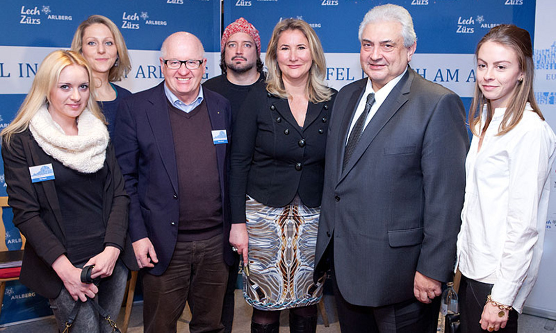 VertreterInnen des Medienlehrgangs der Uni Graz mit Stefan Karner, Susanne Glass und Sergej Netschajew (Mitte v.l.). Foto: APA/Promedia