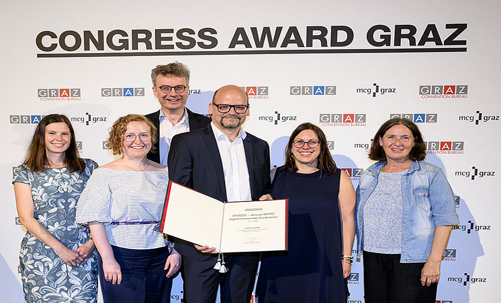 Bürgermeisterin Elke Kahr (r.) bei der Verleihung des Congress Award mit dem Team des Zentrums für Informationsmodellierung Elisabeth Steiner, Elisabeth Raunig, Georg Vogeler, Walter und Martina Scholger (v. l.) 