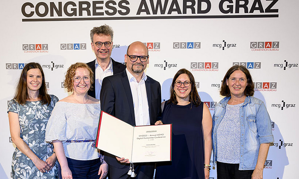 Mayor Elke Kahr (right) at the presentation of the Congress Award with the team from the Centre for Digital Humanities Elisabeth Steiner, Elisabeth Raunig, Georg Vogeler, Walter and Martina Scholger (from left)