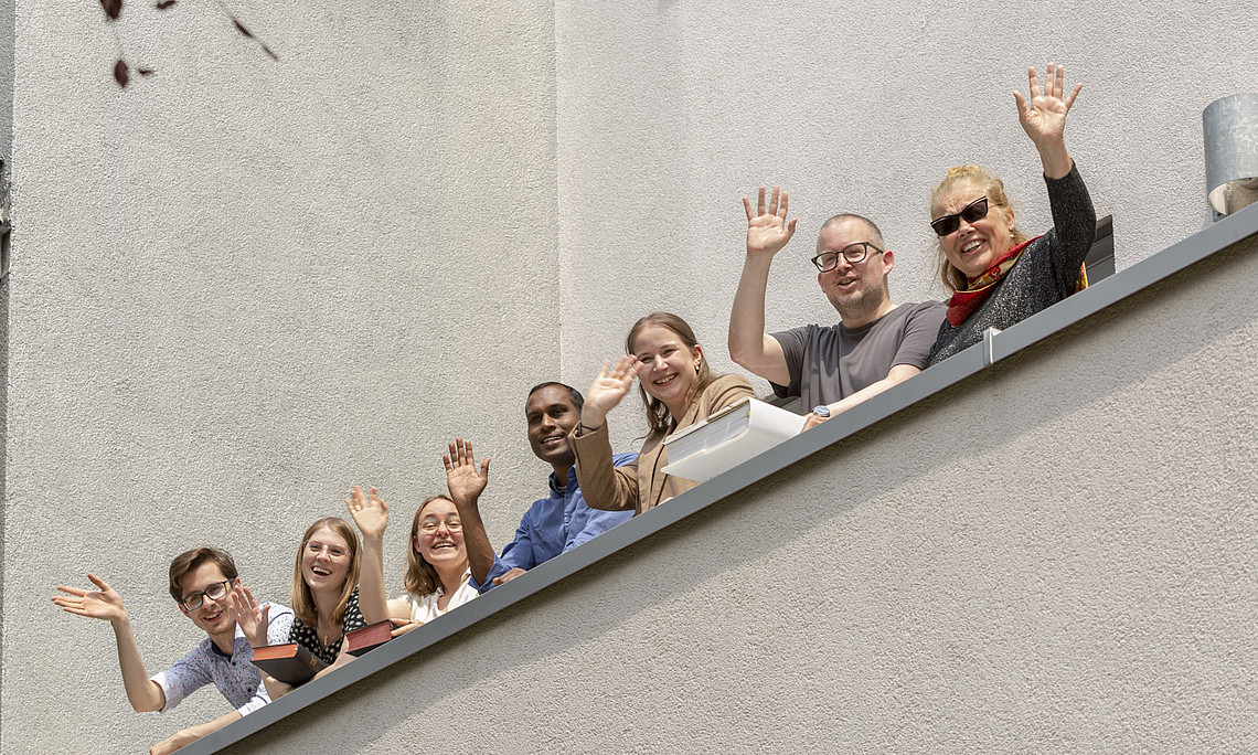 Theologie-Studierende winken vom Balkon des UZT