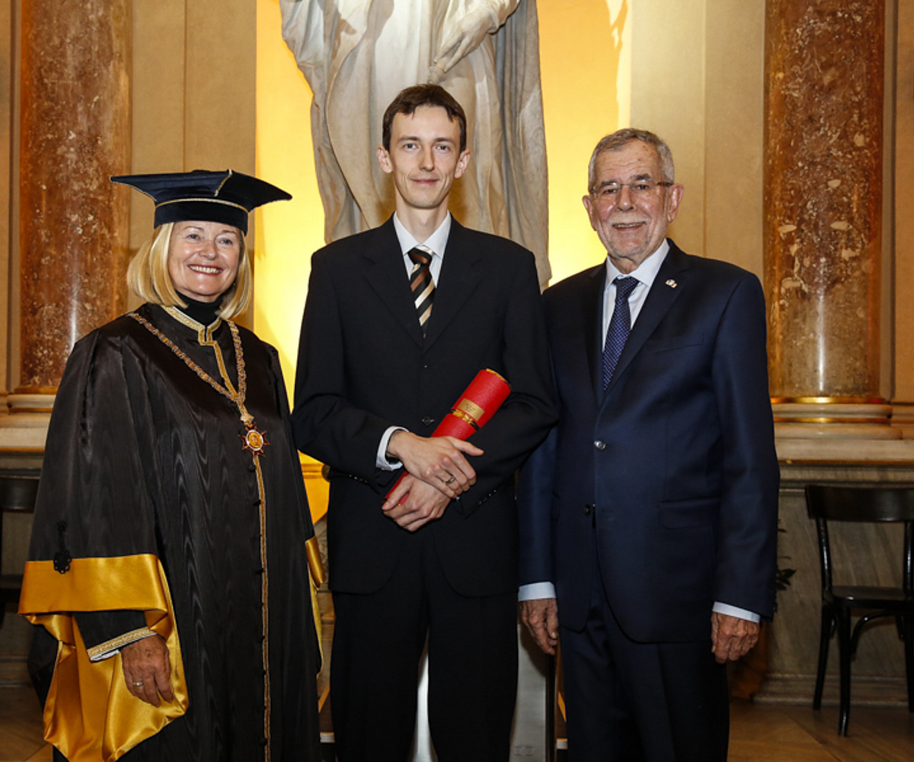 Michael Kniely bekam heute den Ehrenring von Bundespräsident Alexander Van der Bellen überreicht. Rektorin Christa Neuper würdigte die Leistungen des Mathematikers in ihrer Festrede. Foto: Melbinger/Paulitsch