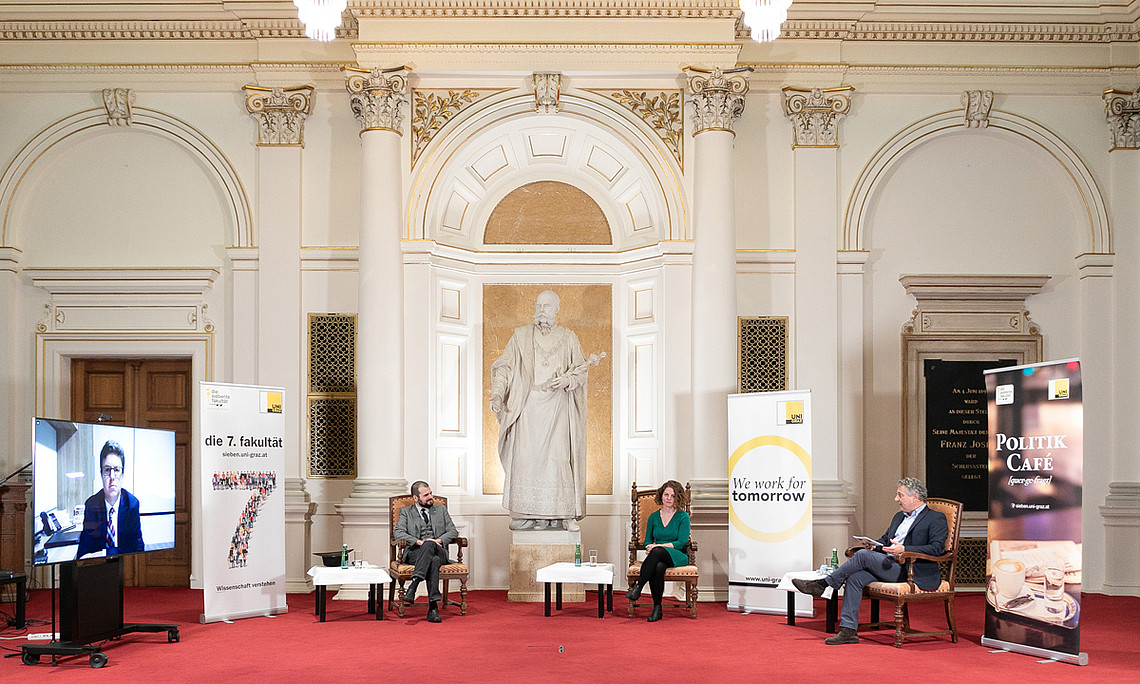 Markus Steppan (rechts) lud an die Uni Graz. Live vor Ort waren Caitlin Ahern (Mitte) und Stefan Rabitsch. Peter Rough war per Video zugeschaltet. Das Publikum konnte wieder online an der Diskussion teilnehmen. Foto: Oliver Wolf