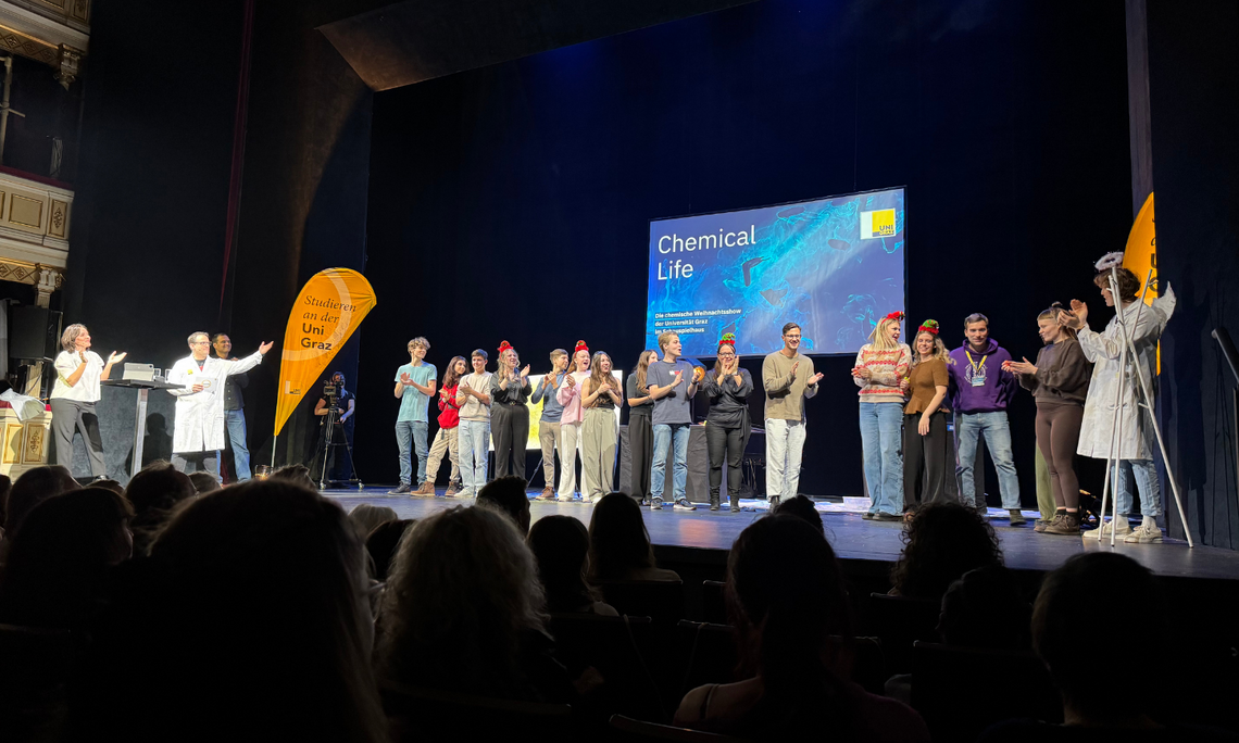Geschafft! Philipp Spitzer (2. v. l.) und seine Studierenden auf der Bühne des Schauspielhauses | Foto: Uni Graz/Hofbauer