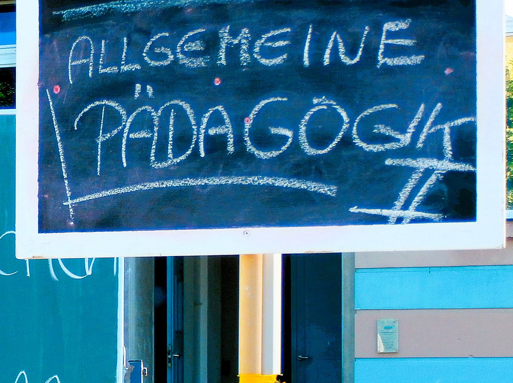 eine kleine Tafel, auf der mit Kreide "Allgemeine Pädagogik" steht ©Uni Graz/Welles
