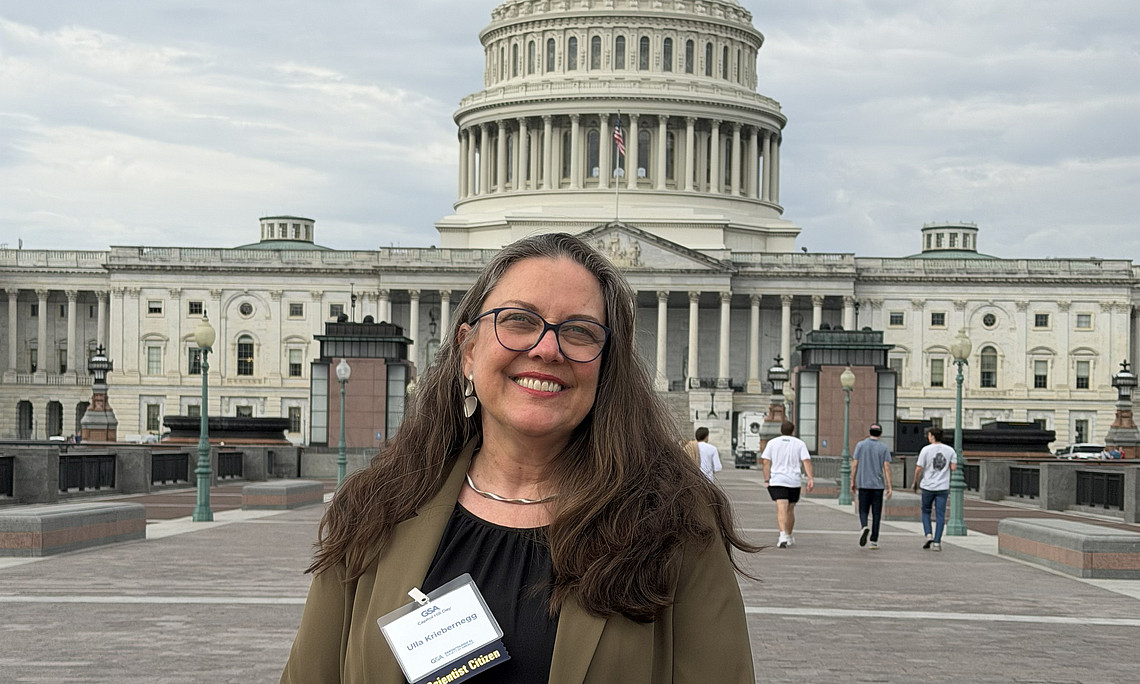 Ulla Kriebernegg vor dem US Kapitol