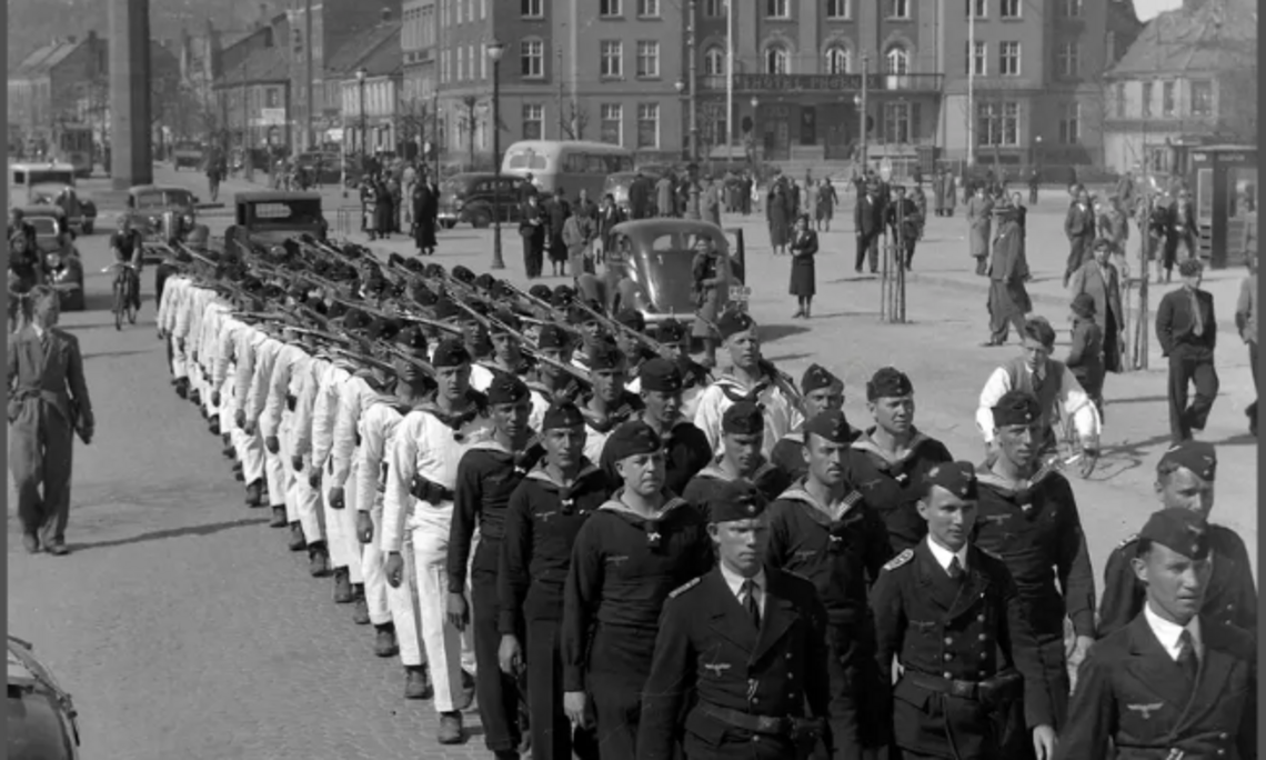 Trondheim Torget, Mai 1940, Deutsche Marinesoldaten. © Sverresborg Trøndelag Folkemuseum, Digitalt Museum