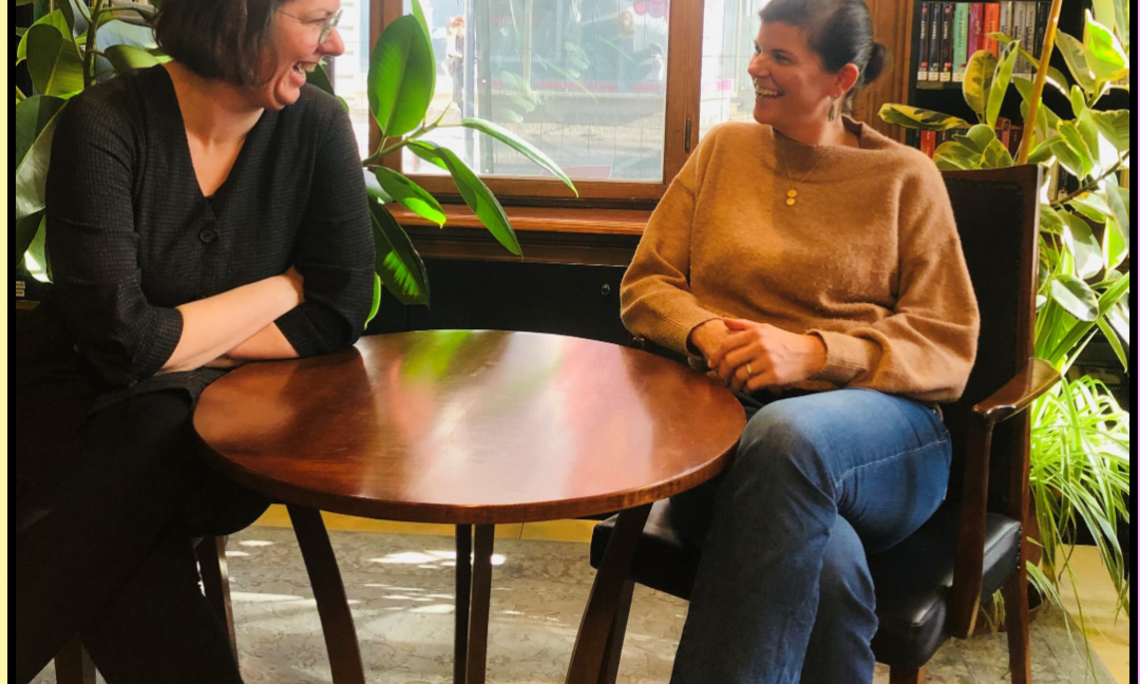 Two women talking: (c) Stadlbauer