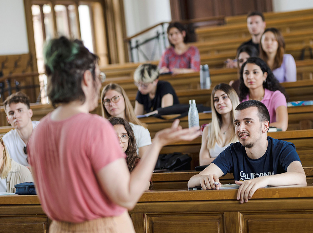 Studierende sitzen in einem alten Hörsaal und lauschen einer Vorlesung ©Uni Graz/Kanizaj