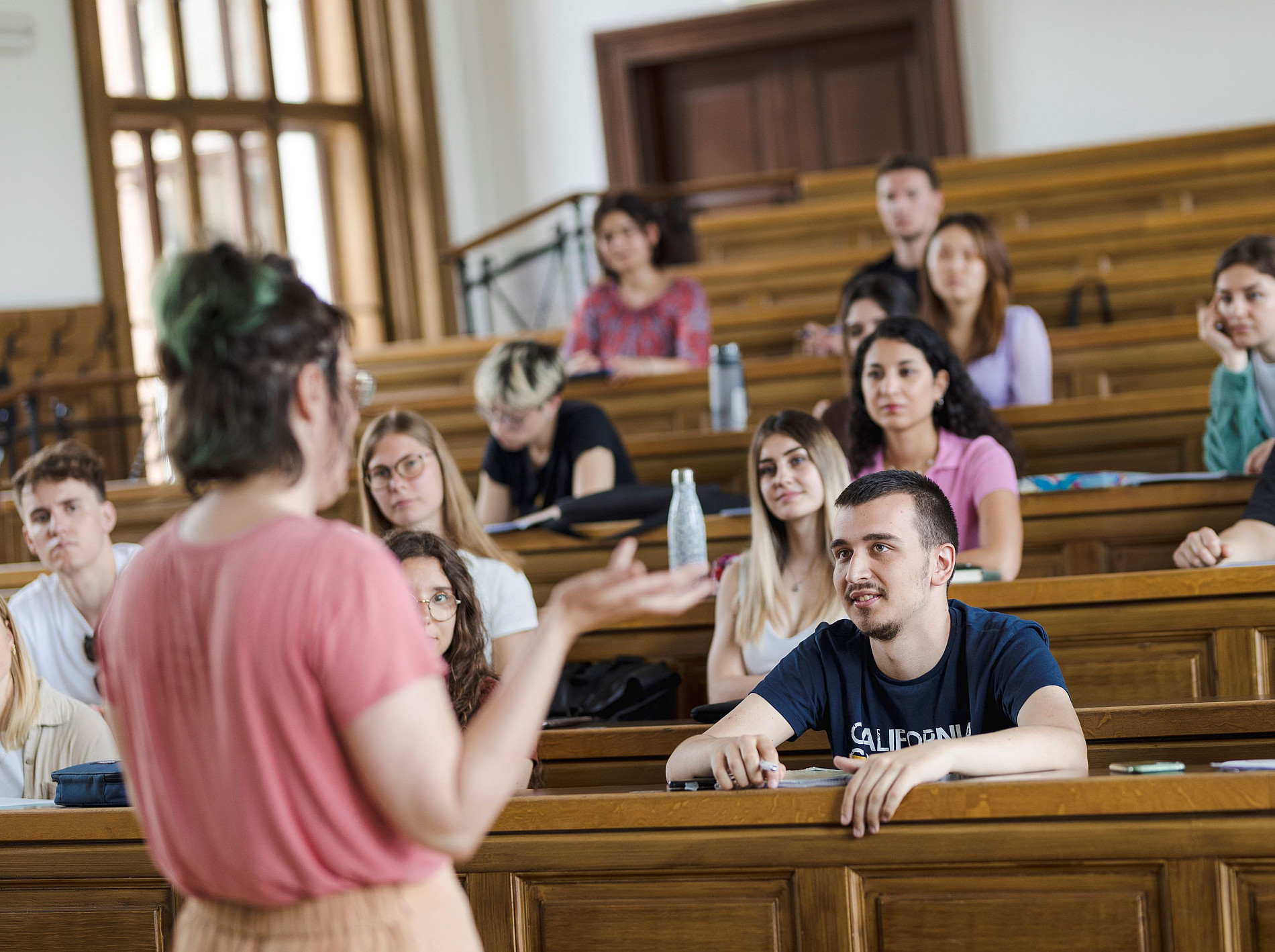Studierende sitzen in einem alten Hörsaal und lauschen einer Vorlesung ©Uni Graz/Kanizaj