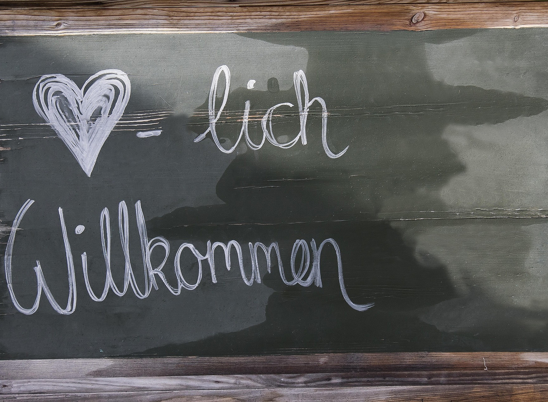 Willkommen Schild ©Bild von Stefan Schweihofer auf Pixabay