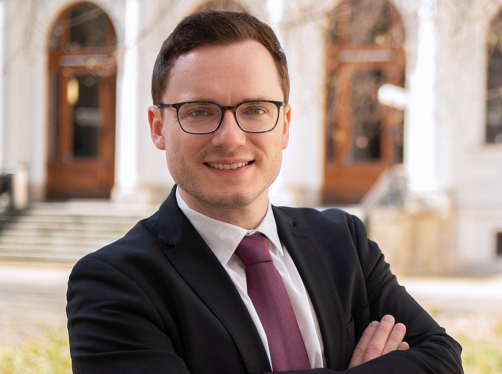 Portrait photo of Christian Bergauer in the inner courtyard of the main building ©Uni Graz/Radlinger
