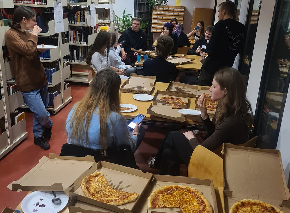 Erstsemestrige und ihre social guides in der Anglistikbibliothek ©Social guide Team