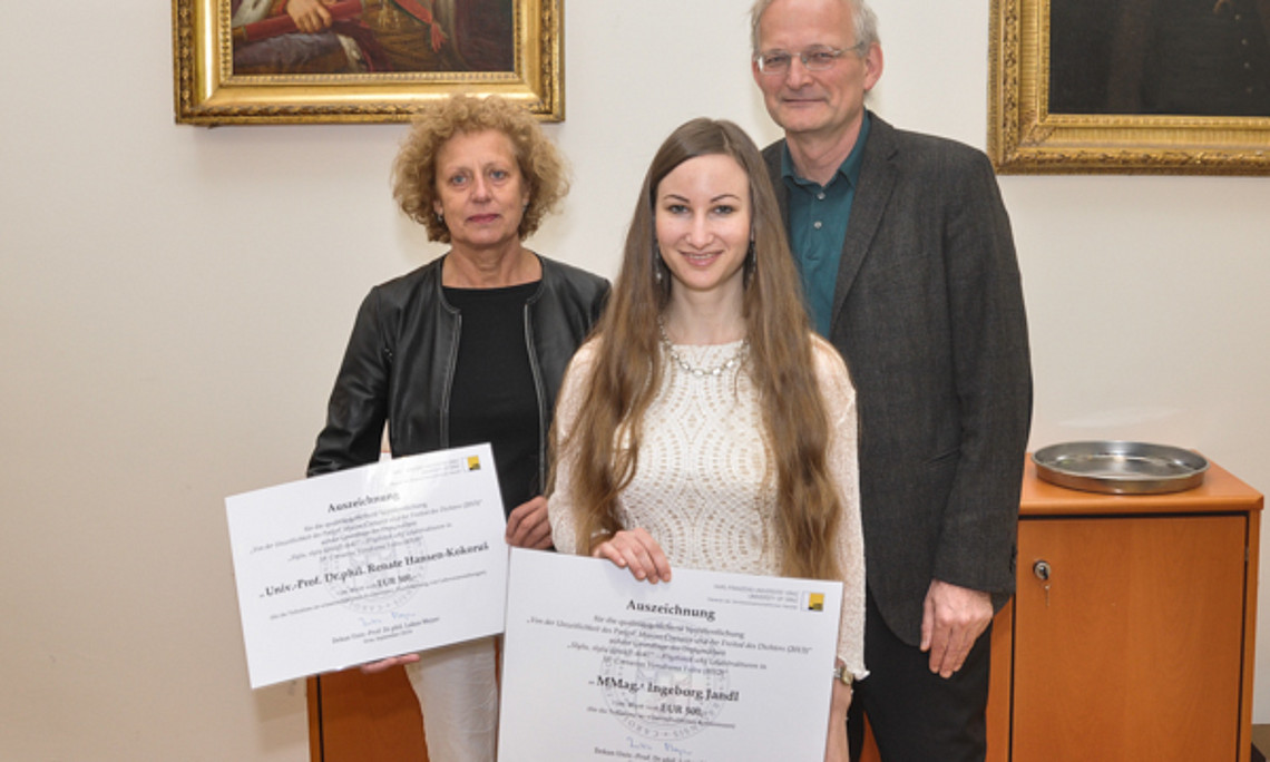 Ausgezeichnete Leistung: Ingeborg Jandl (mitte) bekam den Preis verliehen. Renate Hansen-Kokoruš und Dekan Lukas Meyer gratulierten