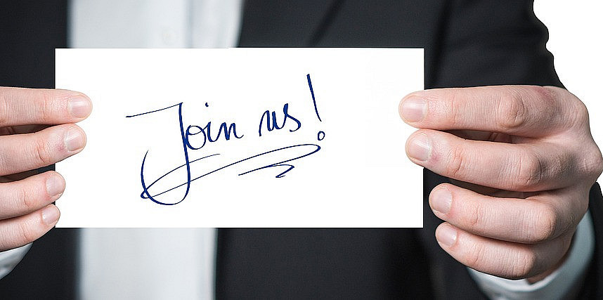 Jemand, der ein Einladungskärtchen mit dem Schriftzug "Join us" hochhält ©Gerd Altmann | Pixabay