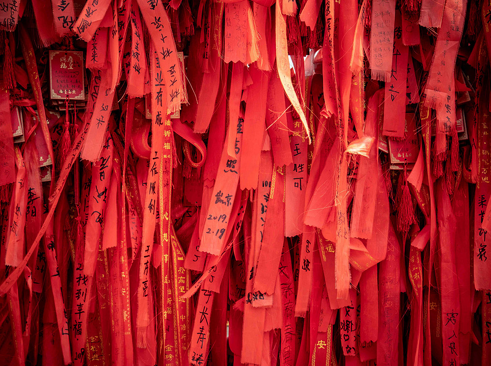 Tausend hängende rote papier Streifen zum Glücksbringen in China 