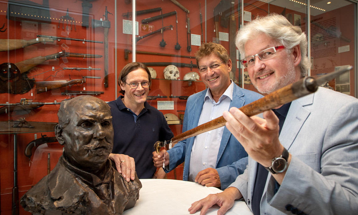 Kurator Christian Bachhiesl, Vizerektor Peter Scherrer und Nikolaus Reisinger, Leiter der Unimuseen, freuen sich über die Neueröffnung des Kriminalmuseums in der Grazer Heinrichstraße. (vl.l.)