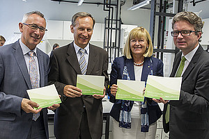 Der Steirische Hochschulraum vernetzt sich noch stärker: FH JOANNEUM-Rektor Karl P. Pfeiffer, KPH-Rektor Siegfried Barones, Uni-Graz-Rektorin Christa Neuper und Wissenschaftslandesrat Christopher Drexler (v.l.) Foto: Scheriau