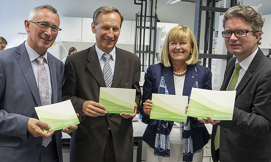 Der Steirische Hochschulraum vernetzt sich noch stärker: FH JOANNEUM-Rektor Karl P. Pfeiffer, KPH-Rektor Siegfried Barones, Uni-Graz-Rektorin Christa Neuper und Wissenschaftslandesrat Christopher Drexler (v.l.) Foto: Scheriau