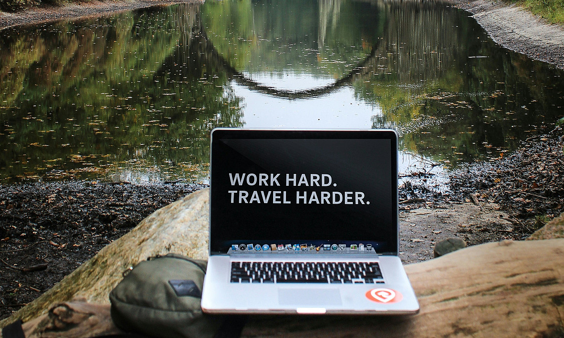 Symbolbild, Laptop in Landschaft