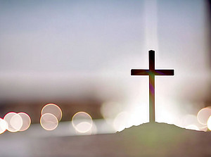 Ein Kreuz auf einem Hügel ©diego - stock.adobe.com
