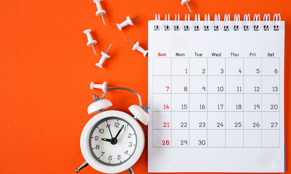 Wecker und Kalender