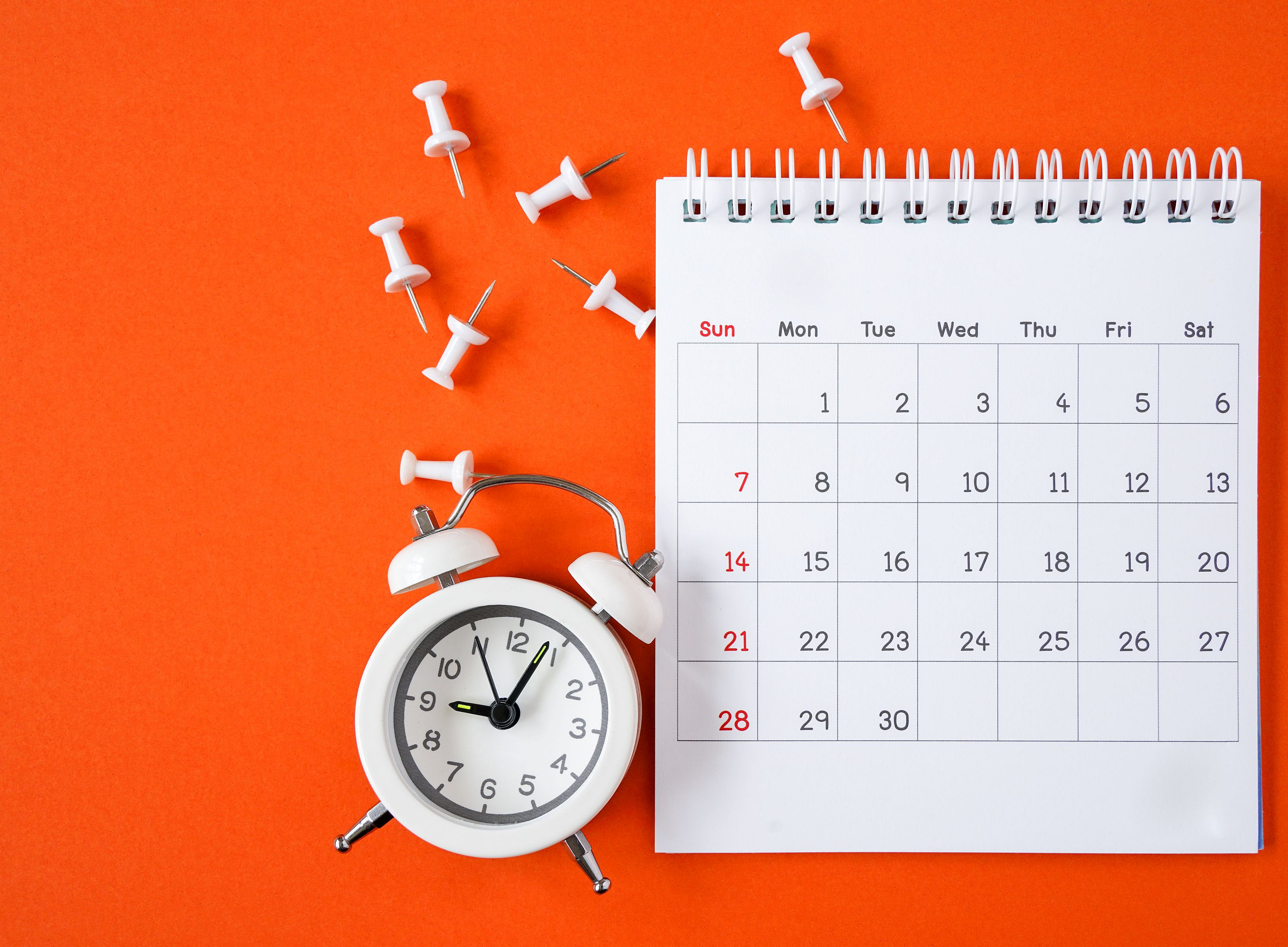 Wecker und Kalender © Ratana21 by Adobe Stock
