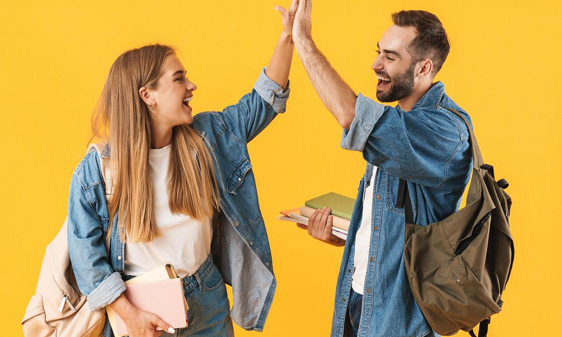 Handschlag zweier junger Menschen