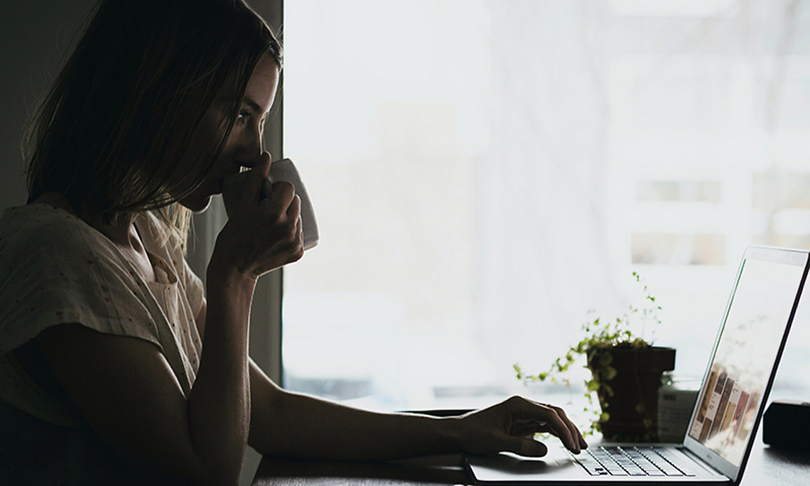 Wie wirkt sich das Homeoffice auf Produktivität und Wohlbefinden aus? Diese Fragen beantwortet Arbeitspsychologin Bettina Kubicek diese Woche im "Hör-Saal"-Podcast. Foto: Burst/pexels.com