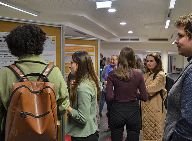 viele Menschen stehen vor einer Reihe von Forschungspostern und sprechen miteinander während sie die Poster anschauen ©Uni Graz/Braunegger
