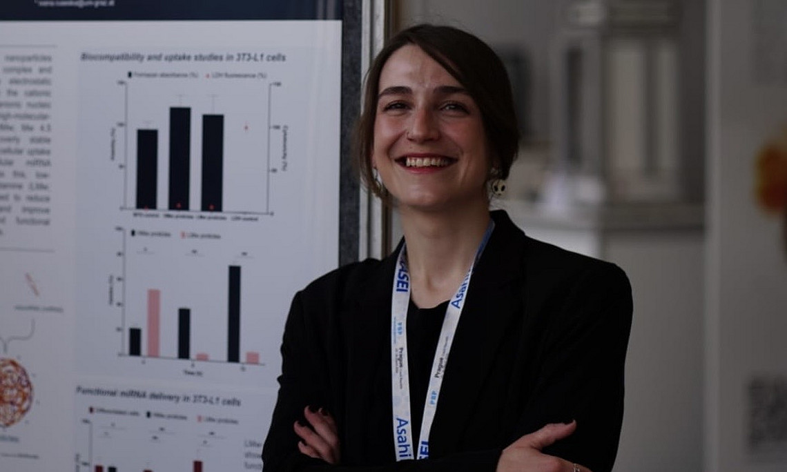 Dr. Ivana Ruseska steht vor einem Poster