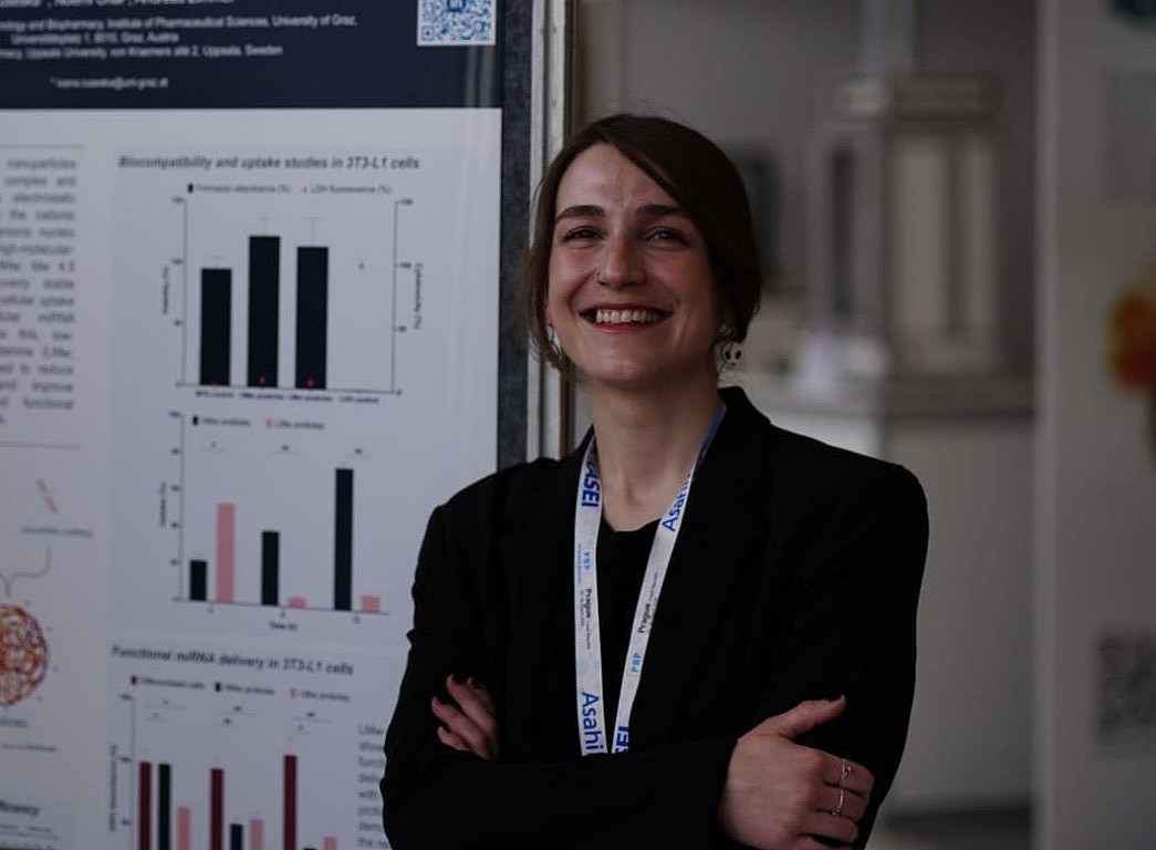 Dr. Ivana Ruseska steht vor einem Poster ©Dr. Ivana Ruseska