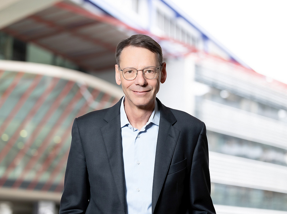 Professor Wagenhofer, Head of the Institute of Management Accounting and Control, stands in front of the Uni-Resowi building ©SBESS/Wolf