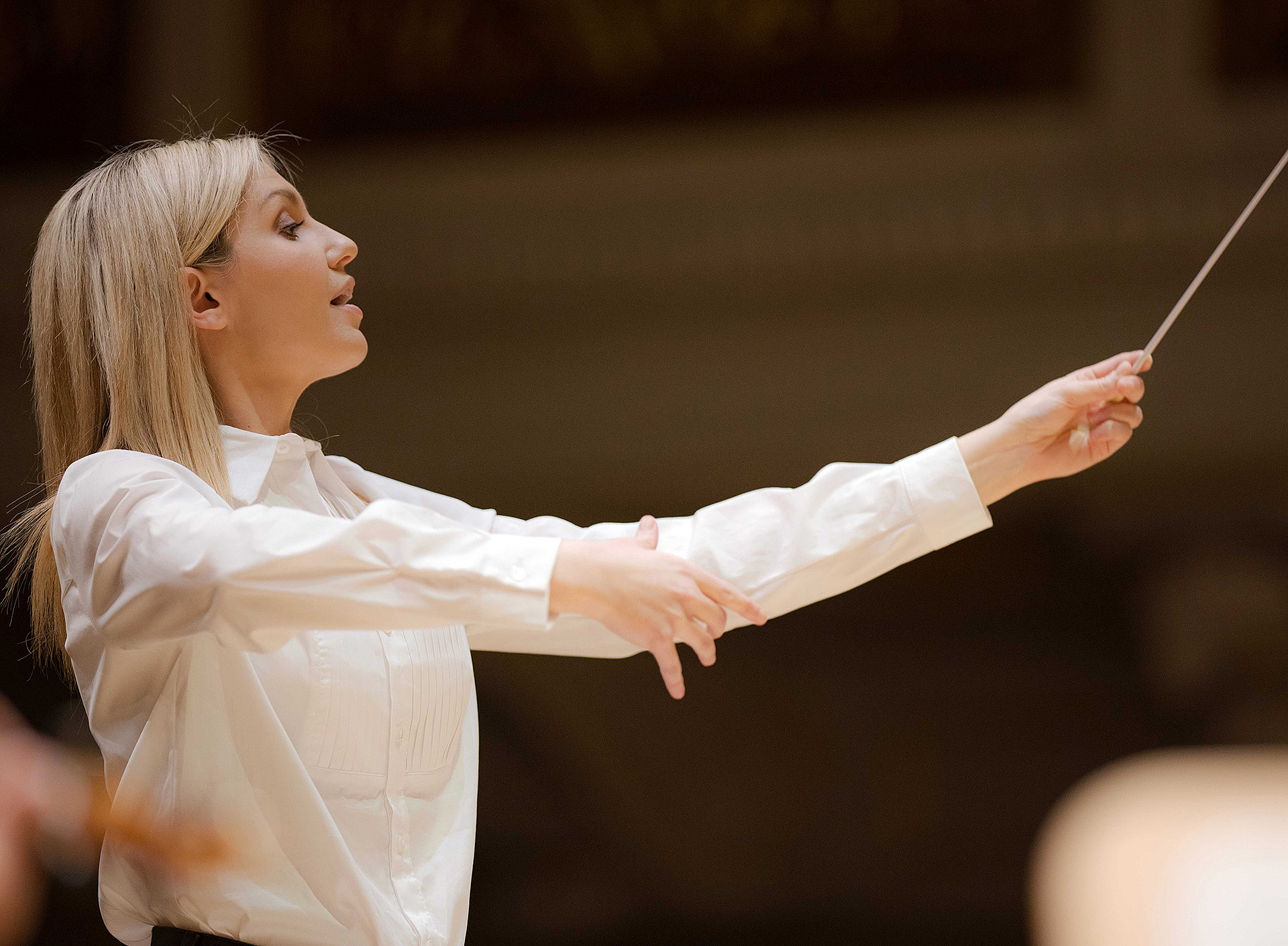 Frau dirigiert ein Konzert ©Peter Adamik