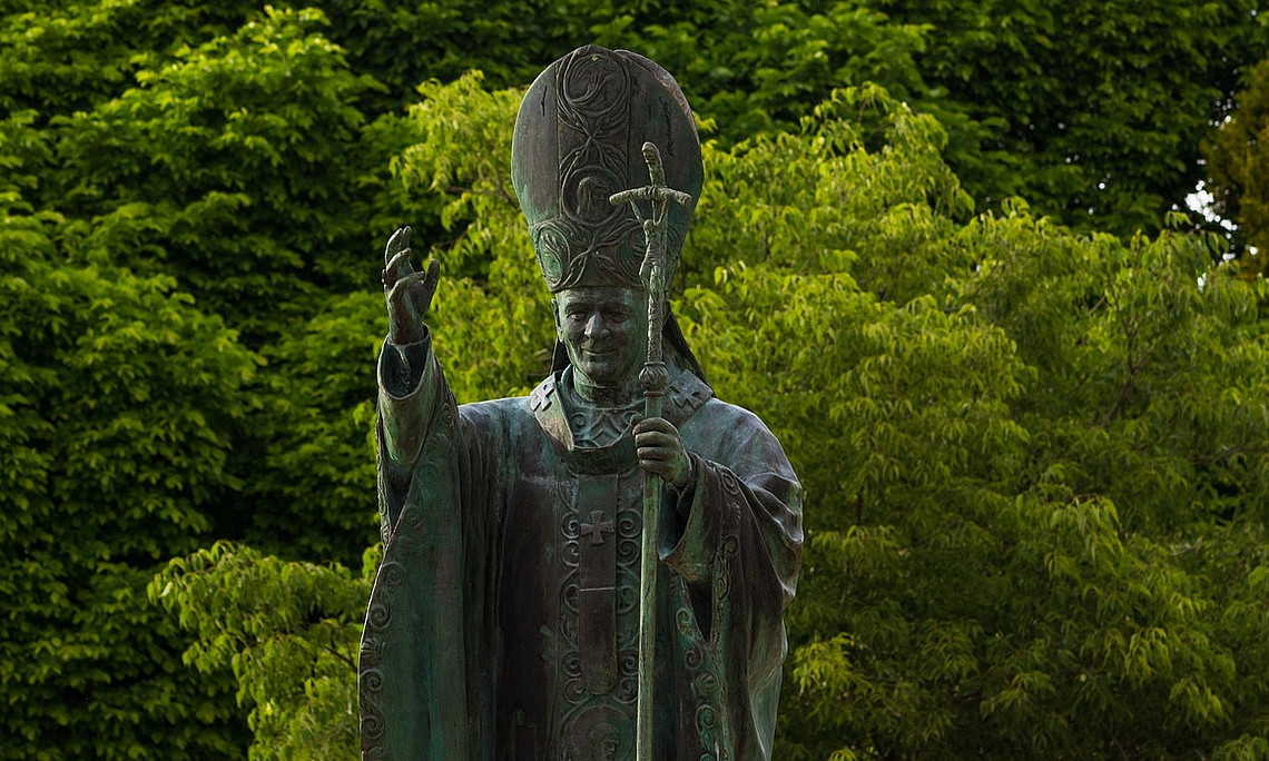 Papst, Statue
